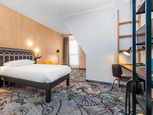 a hotel room with a bed and a desk at ibis Styles Szczecin Stare Miasto in Szczecin