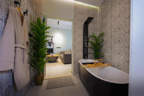 baño con bañera y planta en Nairah Residence, en Riad