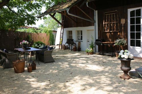 a patio with a table and chairs and a barn at Annas Scheune in Waldkirch