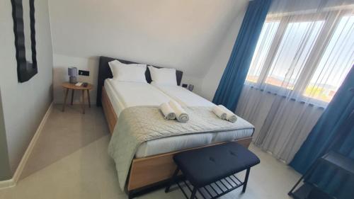Un pequeño dormitorio con una cama y una silla. en Magnika, en Sapareva Banya