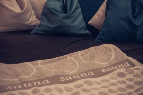 a blanket on a bed with a santaennaenna syndrome sign on it at Apartment Malea in Schlitters
