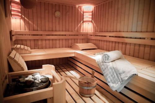 a sauna with a bed and a bucket in it at Apartment Malea in Schlitters