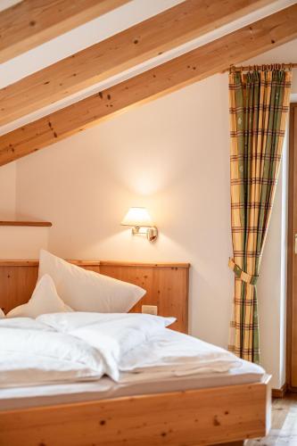 Postel nebo postele na pokoji v ubytování Hotel Garni Alpes