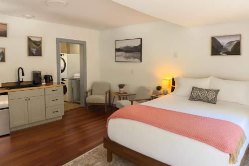 Ένα ή περισσότερα κρεβάτια σε δωμάτιο στο Snowcreek Suite - Hemlock