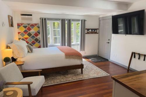 Una cama o camas en una habitación de Snowcreek Suite - Hemlock