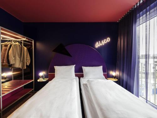 Una cama o camas en una habitación de ibis Styles Muenchen Perlach