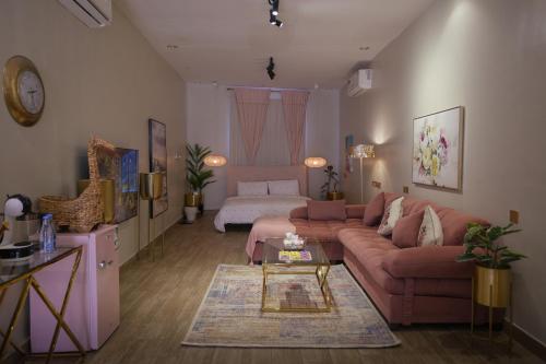 una sala de estar con un sofá y una mesa en Nairah Residence, en Riad