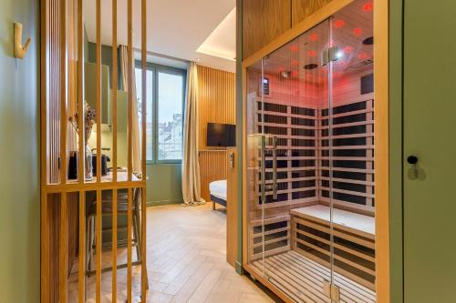 una stanza con un armadio con portabottiglie al suo interno di L'Exclusif Spa Suites Prestige Lyon Croix-Rousse a Lione