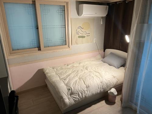 テジョンにある방있나요 풀옵션 레지던스 2호점 은행동,성심당, 대흥동 충대병원, 볼파크 Bangitnayo residence near Sungsimdang, ballparkの窓2つが備わるドミトリールームの小さなベッド1台分です。