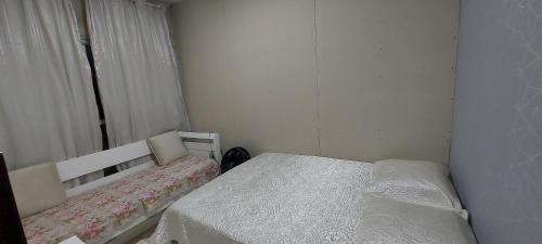 Katil atau katil-katil dalam bilik di Kayth House