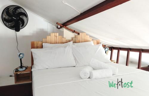 a bedroom with a white bed with towels on it at "Lagon Bleu" Duplex lumineux à St Gilles les Bains in Saint-Paul