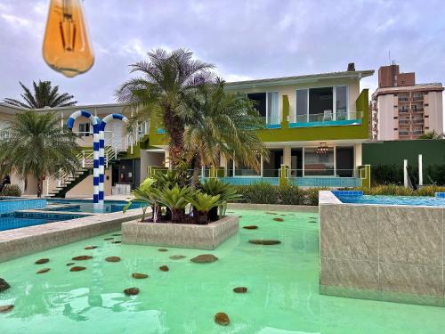 Kolam renang di atau dekat dengan SR Beach Vilas