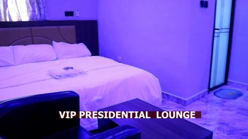 Ένα ή περισσότερα κρεβάτια σε δωμάτιο στο Kinston Villa Hotel and suites