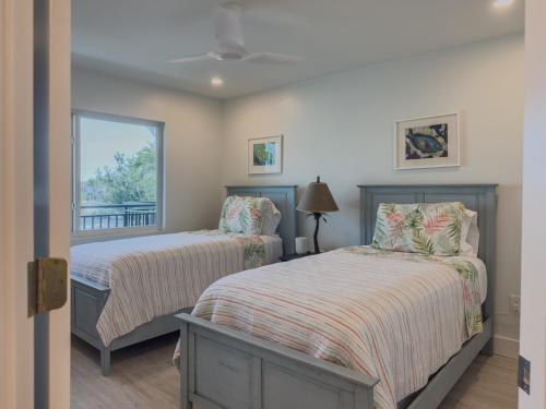 サニベルにあるLuxury Waterfront Condoのベッド2台と窓のある寝室