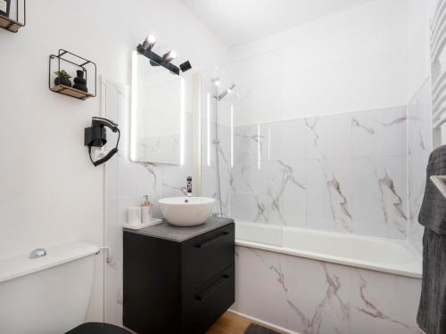a white bathroom with a sink and a tub at Le doux refuge domaine thermal et activités touristiques Amnéville in Amnéville