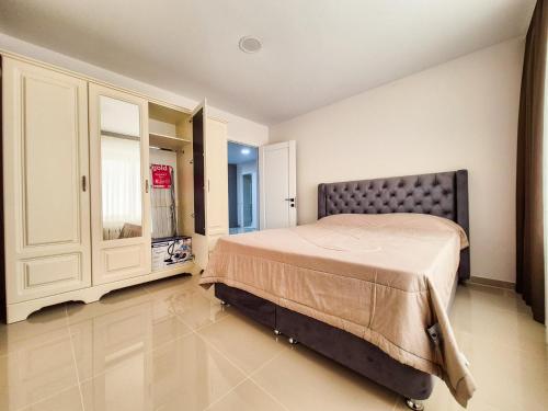 a bedroom with a bed and a cabinet at BunApart Ciorescu Cristal in Ciorescu