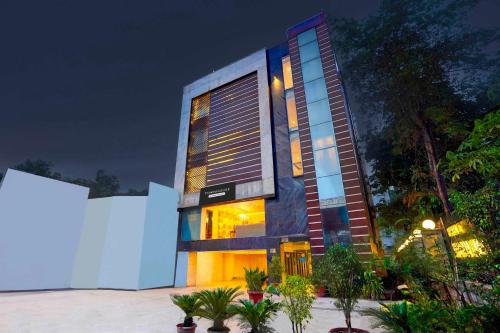 un edificio con la facciata illuminata di notte di Townhouse South Delhi a Nuova Delhi