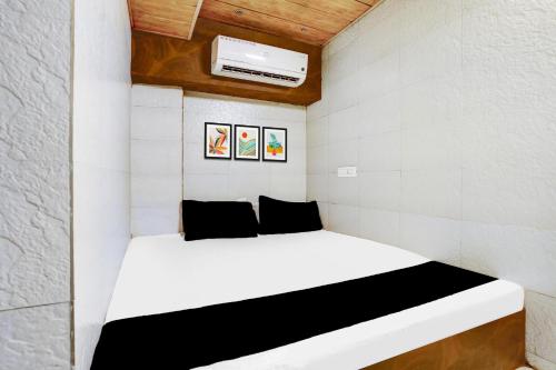 Cama o camas de una habitación en Collection O Ambedkar Chowk Ulhasnagar