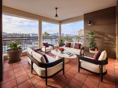 Ruang duduk di Cape Grace, A Fairmont Managed Hotel