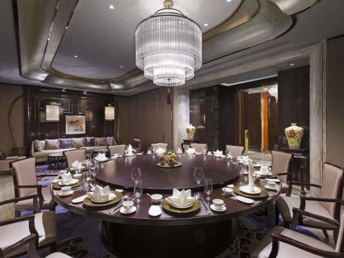 a large dining room with a table and chairs at Pullman Yantai Center in Yantai
