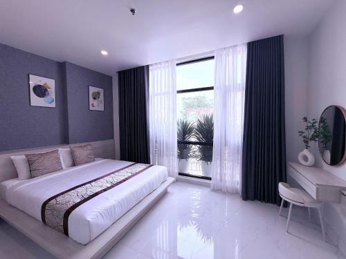 Ένα ή περισσότερα κρεβάτια σε δωμάτιο στο The Luxury Hotel