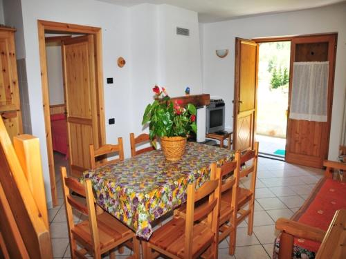 uma sala de jantar com uma mesa com uma planta em Pet-Friendly Mountain Escape em Antey-Saint-André