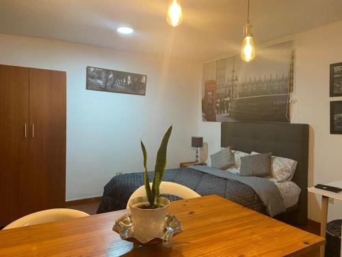 a living room with a table and a bed at CANEY Traveller House in Cali