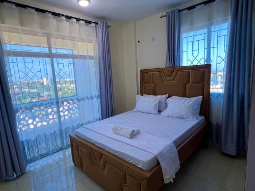 Postel nebo postele na pokoji v ubytování Classic 2 bedroom penthouse in mombasa CBD
