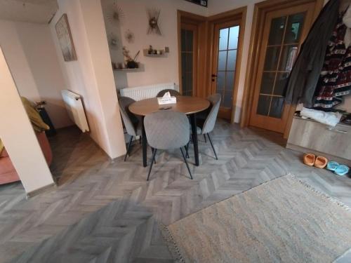 ein Esszimmer mit einem Holztisch und Stühlen in der Unterkunft Casuta din Livada 2 