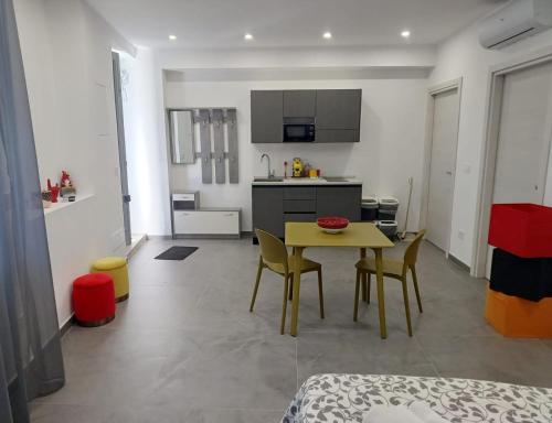 een keuken en eetkamer met een tafel en stoelen bij Casa Corvaja in Taormina