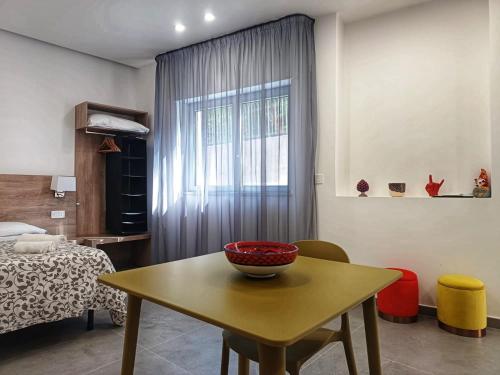 een kamer met een tafel met een kom erop bij Casa Corvaja in Taormina