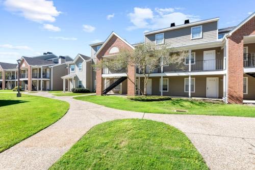 CollegetownにあるBaton Rouge condo near LSUの通路付家並