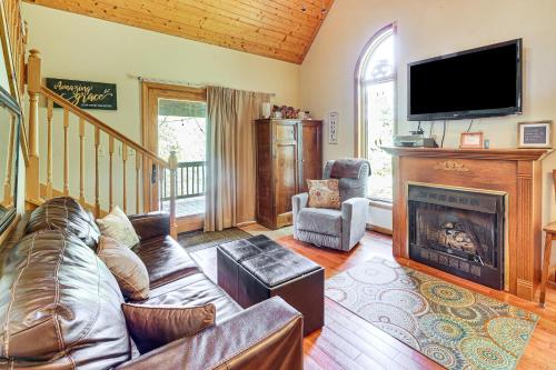 TV a/nebo společenská místnost v ubytování 3 Mi to Snowshoe Resort Cabin with Hot Tub