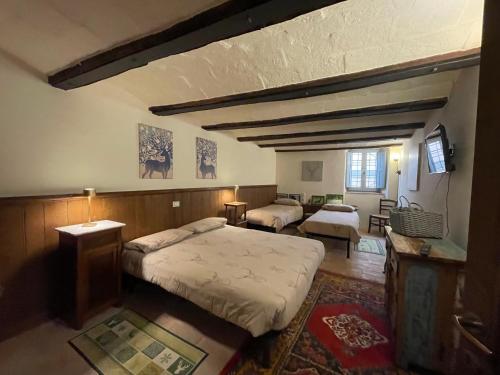 サルナーノにあるIl Borgo delle Sibille Albergo Diffusoのベッド2台とリビングルームのある寝室