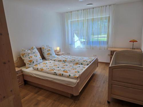a bedroom with a bed and a window at Ferienwohnung am Eichberg in Winkl bei Grabenstätt