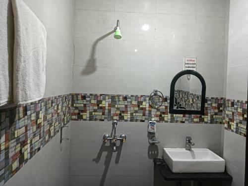 Un baño de Hotel Shri Krishna Inn