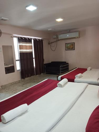 Una cama o camas en una habitación de Hotel Shri Krishna Inn