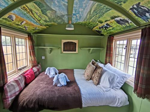 Ένα ή περισσότερα κρεβάτια σε δωμάτιο στο Stone Circle Glamping