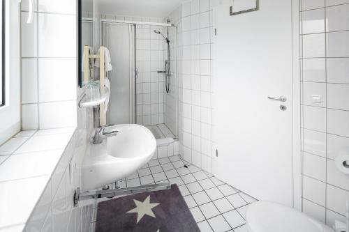 Un baño blanco con lavabo e inodoro. en Sonnengruß, en Juist