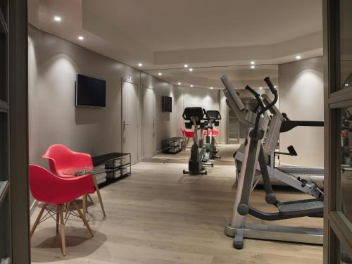 ibis Styles Bourg La Reineにあるフィットネスセンターまたはフィットネス設備