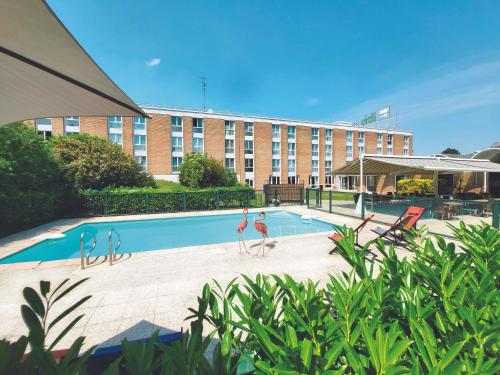 ibis Styles Lille Neuville en Ferrainの敷地内または近くにあるプール