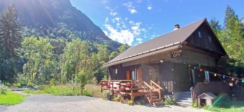 Châlet 8 personnes + grand terrain et rivière