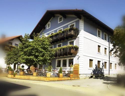 a white building with balconies on the side of it at Designer Ferienhaus für Paare & Familien I Natur Pur & Sternenhimmel inklusive! in Untergriesbach