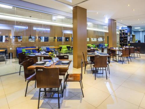 a dining room with tables and chairs in a restaurant at ibis Styles Belém do Pará in Belém
