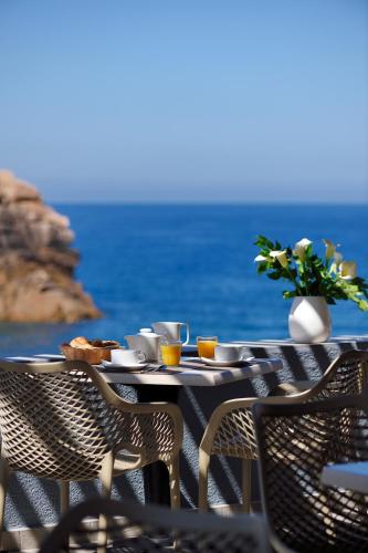 - une table avec une assiette de nourriture sur la plage dans l'établissement Les Flots Bleus, à Porto Ota