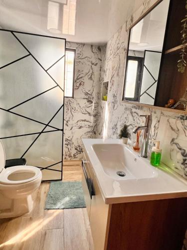 Bilik mandi di Stay in the heart of Santo Domingo