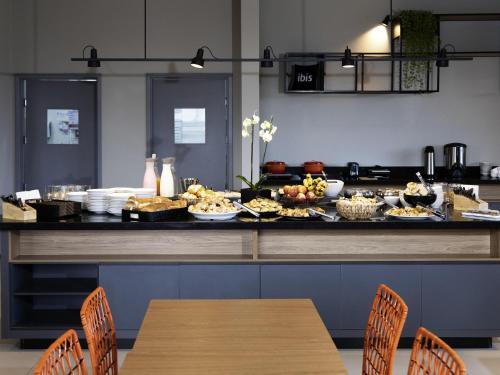 a buffet with a table with food on it at ibis Botucatu in Botucatu