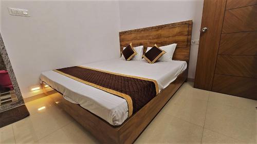 Postel nebo postele na pokoji v ubytování Balaji Lodging