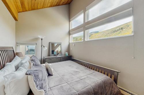 Ένα ή περισσότερα κρεβάτια σε δωμάτιο στο Remodeled 2 Bedroom East Vail Condo 6G with Hot Tub Market Free Shuttle