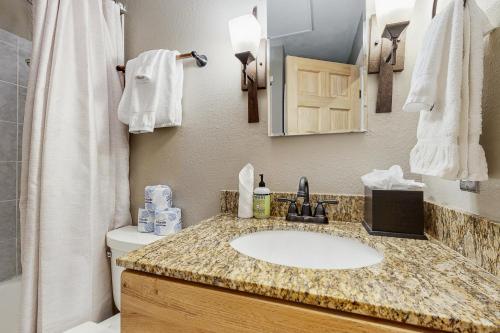 Ένα μπάνιο στο Remodeled 2 Bedroom East Vail Condo 6G with Hot Tub Market Free Shuttle